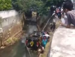Elf Rombongan Besan dari Cibitung Nyemplung Kali di Depok, Belasan Orang Luka-luka