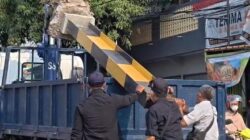 Portal Caringin Roboh Usai Ditabrak Truk, Dishub Evakuasi