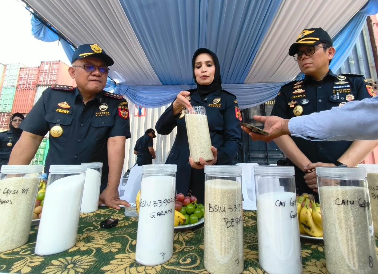 Beras India 194,9 Ton Disamarkan di Balik Garam, Bea Cukai Bongkar Modusnya