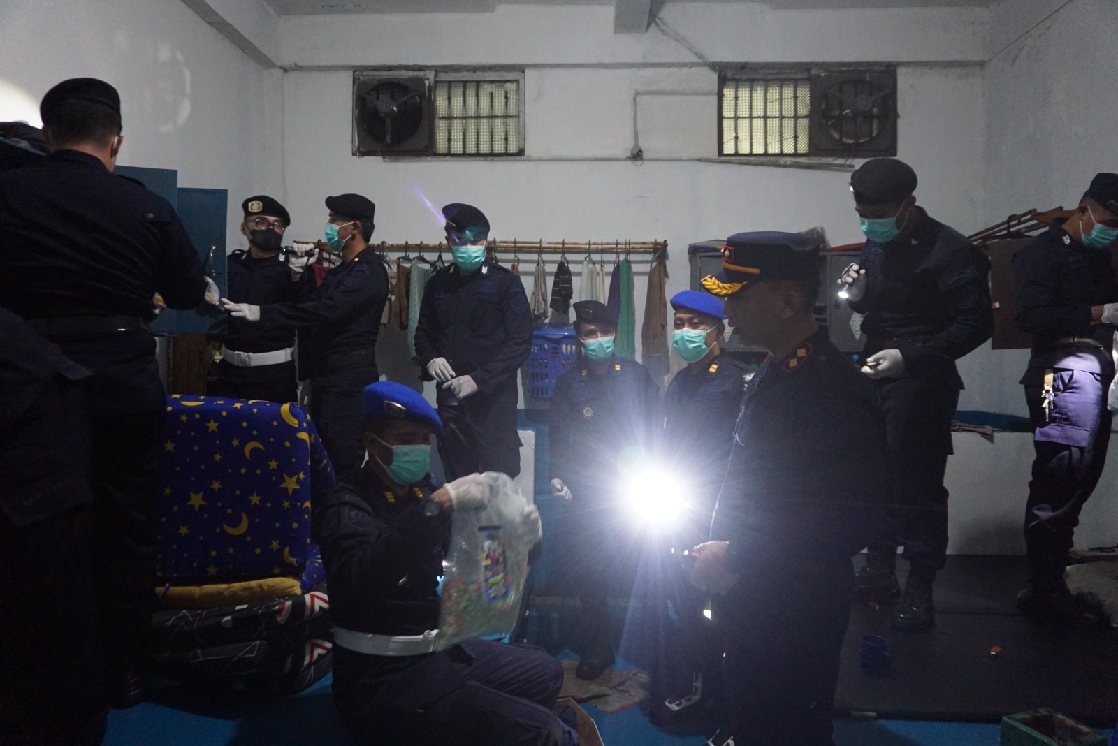 Razia Lapas Cikarang, Belasan Benda Tajam Disita