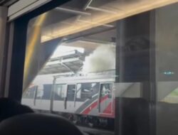 KRL Berasap di Stasiun Cikarang, Ternyata Gara-gara Ada Sampah Dekat Pantograf