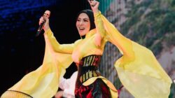 Syahrini Bagi-bagi Merchandise Berisi Dolar Saat Manggung di Pestapora