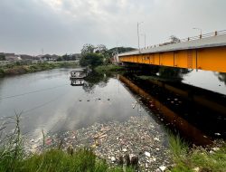 Air Kali Bekasi Kembali Menghitam dan Bau, DLH Lapor KLH