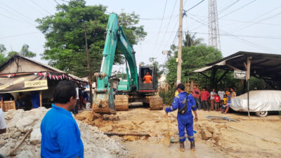 Lumpur Proyek Masuk Pekarangan Rumah Warga Poncol Sawah Cikarang