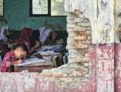 Siswa SDN Sukajadi 03 Belajar di Tengah Ancaman Dinding Ambruk