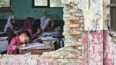 Siswa SDN Sukajadi 03 Belajar di Tengah Ancaman Dinding Ambruk