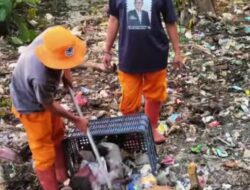 TPS Liar Rawa Haur Dibersihkan Petugas Jatisampurna
