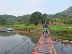 Menembus Pegunungan, Mantri BRI Setia Dampingi Warga Garut Selatan