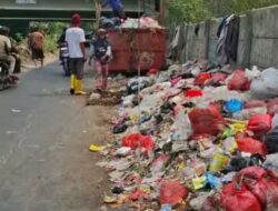 UPTD Kebersihan Medansatria Bersihkan TPS Liar Jalan Gempol