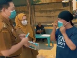 Antisipasi Dampak Abu Vulkanik Gunung Anak Krakatau, Aparatur Kelurahan Jatimurni Bagikan Masker ke Warga
