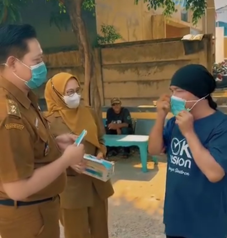 Antisipasi Dampak Abu Vulkanik Gunung Anak Krakatau, Aparatur Kelurahan Jatimurni Bagikan Masker ke Warga