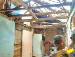 Anggota Satlinmas Kota Bekasi Hidup di Rumah Nyaris Ambruk