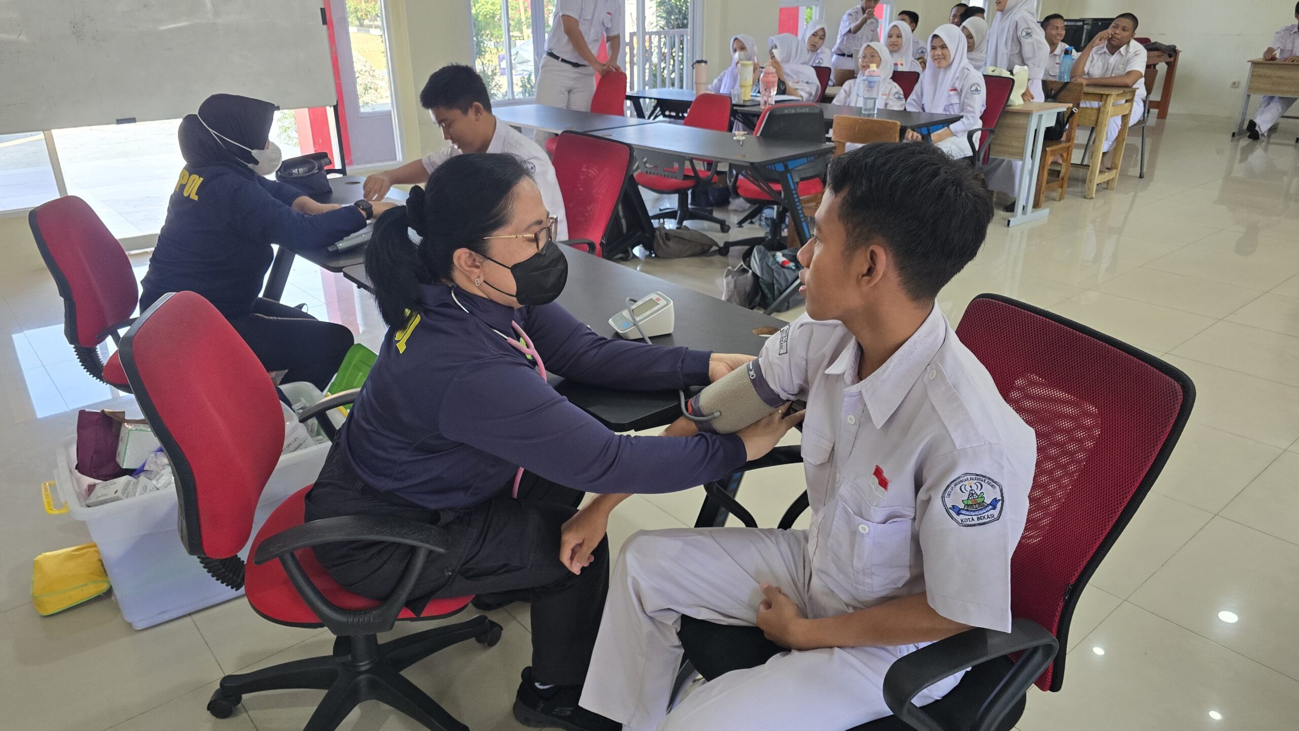 Antisipasi Dampak Abu Vulkanik Gunung Anak Krakatau, Polres Gelar Cek Kesehatan dan Berbagi Masker