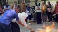 Kader PKK Teluk Pucung Dilatih Padamkan Api
