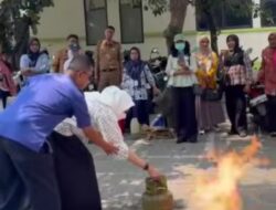 Kader PKK Teluk Pucung Dilatih Padamkan Api