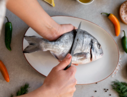 7 Cara Aman Mengolah Ikan agar Terhindar dari Risiko Keracunan