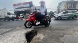 Lubang Menganga di Jalan Siliwangi Ancam Pengendara Motor