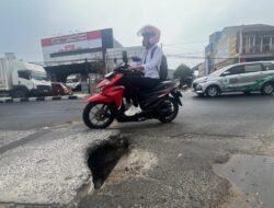 Lubang Menganga di Jalan Siliwangi Ancam Pengendara Motor