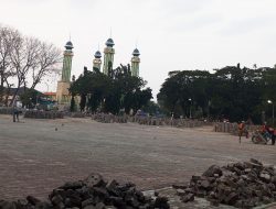 Kerap Tergenang dan Bergelombang, Pemkot Bekasi Bongkar Pasang Paving Blok Alun-Alun M Hasibuan