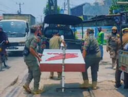 Spanduk hingga Baliho Ilegal di Jalan Pemuda Bekasi Barat Dibabat Petugas