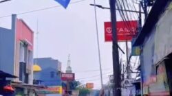 Satpol PP Bekasi Timur Sikat Baliho Ilegal