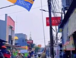 Satpol PP Bekasi Timur Sikat Baliho Ilegal