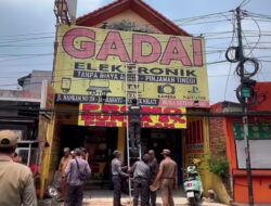 Puluhan Reklame Tak Berizin Dibongkar di Pondok Melati
