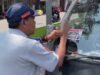 Parkir Sembarangan di Kalibaru, Kendaraan Ditempel Stiker dan Ban Dikempiskan