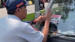 Parkir Sembarangan di Kalibaru, Kendaraan Ditempel Stiker dan Ban Dikempiskan