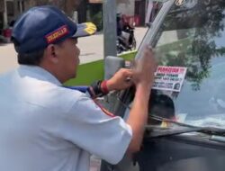 Parkir Sembarangan di Kalibaru, Kendaraan Ditempel Stiker dan Ban Dikempiskan