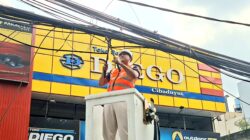 Naik Skylift, Wali Kota Bekasi  Potong Kabel Optik Semrawut di Jalan Juanda