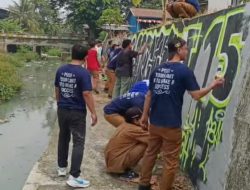 Tembok Kali Jati Kayuringin Jaya Dicoret-coret, Aparatur dan Remaja Bersihkan