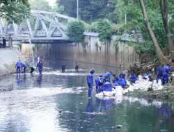 Peringati Hari Sungai dan World Cleanup Day, TelkomGroup Bersihkan Kali Krukut dari 5,1 Ton Sampah