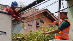 Wali Kota Bekasi Potong Kabel Semrawut di Jalan Pangeran Jayakarta