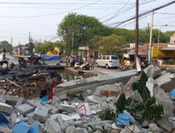 Pembongkaran Bangli Tanah Apit Rampung, Puing Masih Berserakan