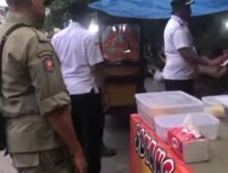 Lurah Harapan Jaya Tertibkan PKL Berjualan di Bahu Jalan 