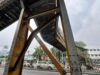 JPO Jalan Sudirman Rusak Gara-gara Truk Bawa Ekskavator Nyangkut