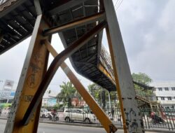 JPO Jalan Sudirman Rusak Gara-gara Truk Bawa Ekskavator Nyangkut
