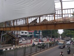 Rusak Parah, Pemkot Bekasi Bongkar Permanen JPO Jalan Sudirman