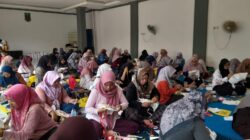 Semangat Tambah Penghasilan Keluarga Dorong Emak-emak Karangraharja Cikarang Belajar Merajut