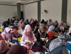 Semangat Tambah Penghasilan Keluarga Dorong Emak-emak Karangraharja Cikarang Belajar Merajut