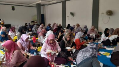 Semangat Tambah Penghasilan Keluarga Dorong Emak-emak Karangraharja Cikarang Belajar Merajut