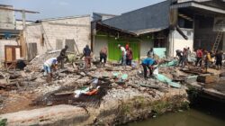 Pencari Besi Serbu Puing Bangli di Tanah Apit