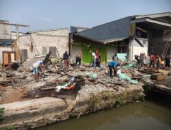 Pencari Besi Serbu Puing Bangli di Tanah Apit