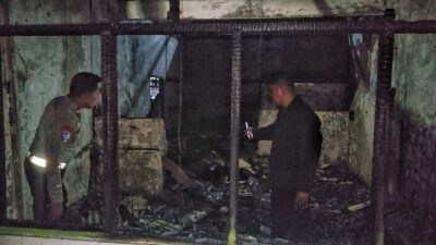 Nyalakan Lilin di Kursi Plastik, Warteg di Kampung Cabang Lio Ludes Terbakar