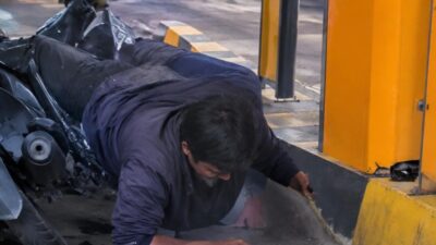 Tabrak Palang Parkir Otomatis, Maling Motor di Cikarang Tertangkap