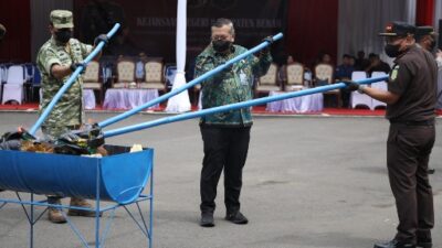 Kejari Kabupaten Bekasi Musnahkan Ribuan Butir Obat Ilegal hingga Senpi