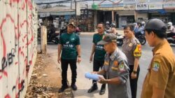 Tembok Jalan Raya Ratna Penuh Coretan Liar, Aparat Turun Tangan
