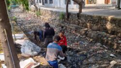 Sampah Menumpuk di Kali Baru Jakamulya, Petugas DBMSDA Turun Tangan
