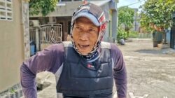 Aksi Heroik Boy, Tukang Air Galon Selamatkan Bocah Perempuan dari Cengkeraman Monyet Liar